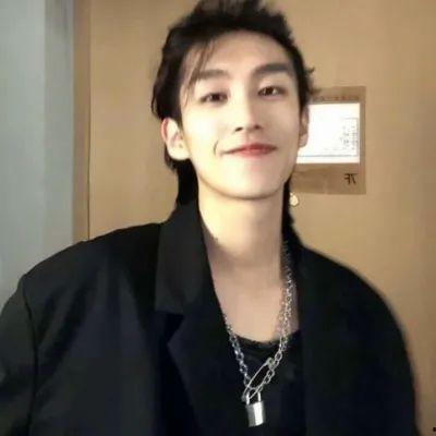 男明星网红真人图片欣赏,探寻男明星网红的帅气瞬间